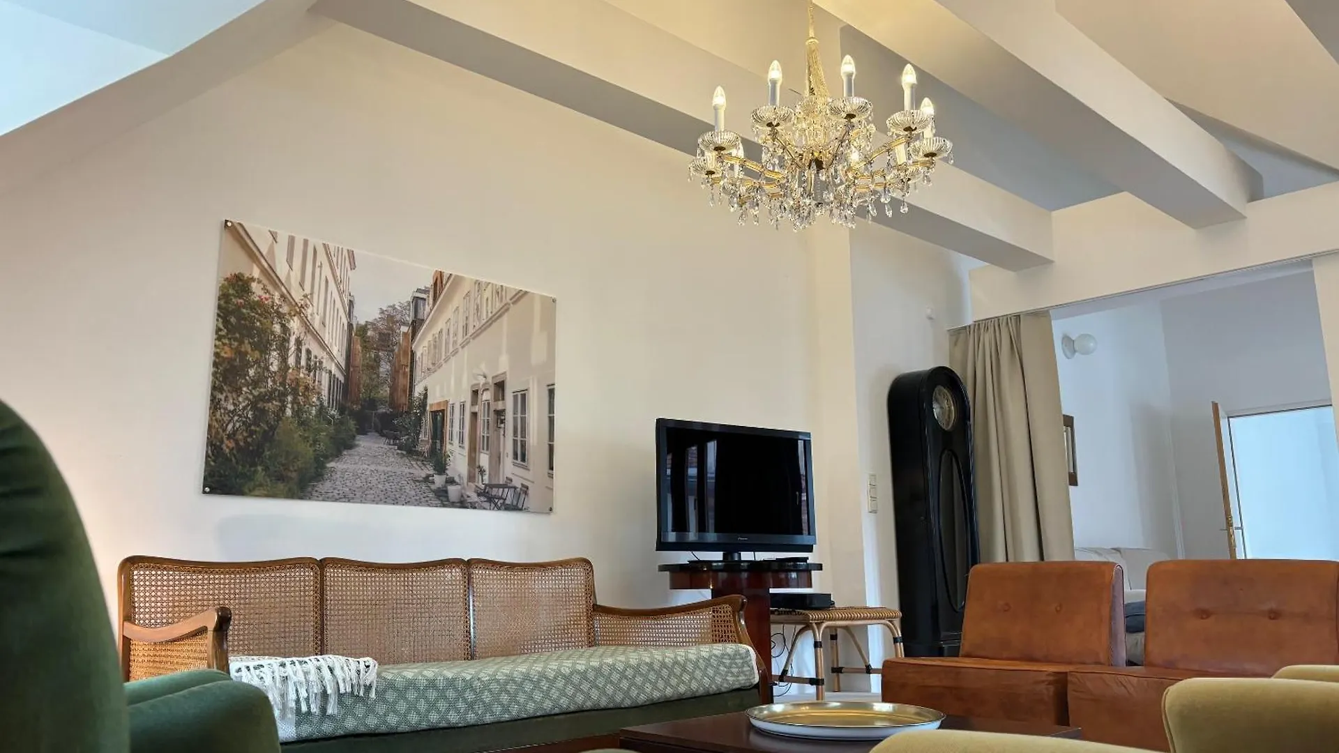 Grosszuegiges Apartment In Historischem Gebaeude Vienna Austria