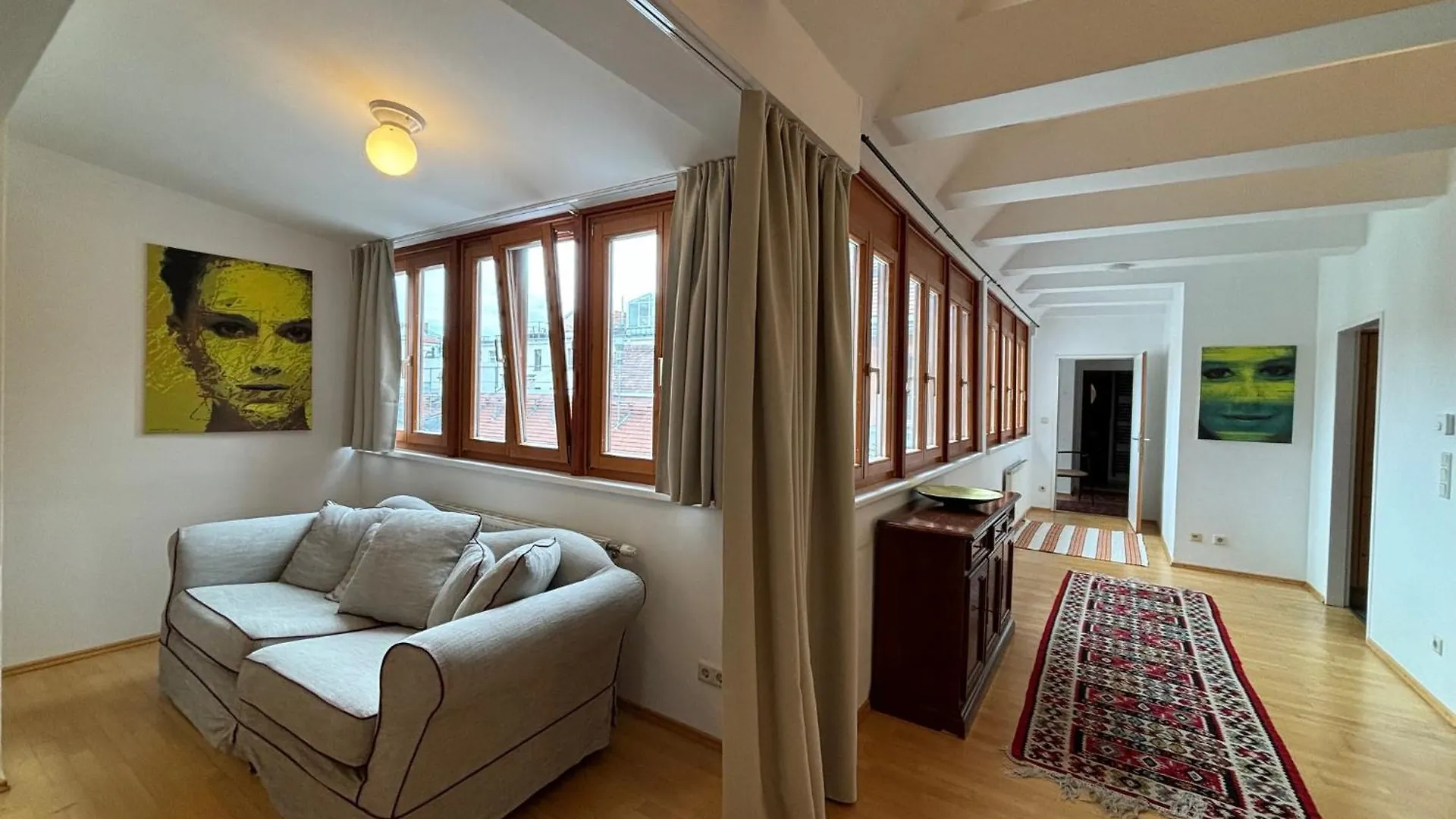 Grosszuegiges Apartment In Historischem Gebaeude Vienna Austria