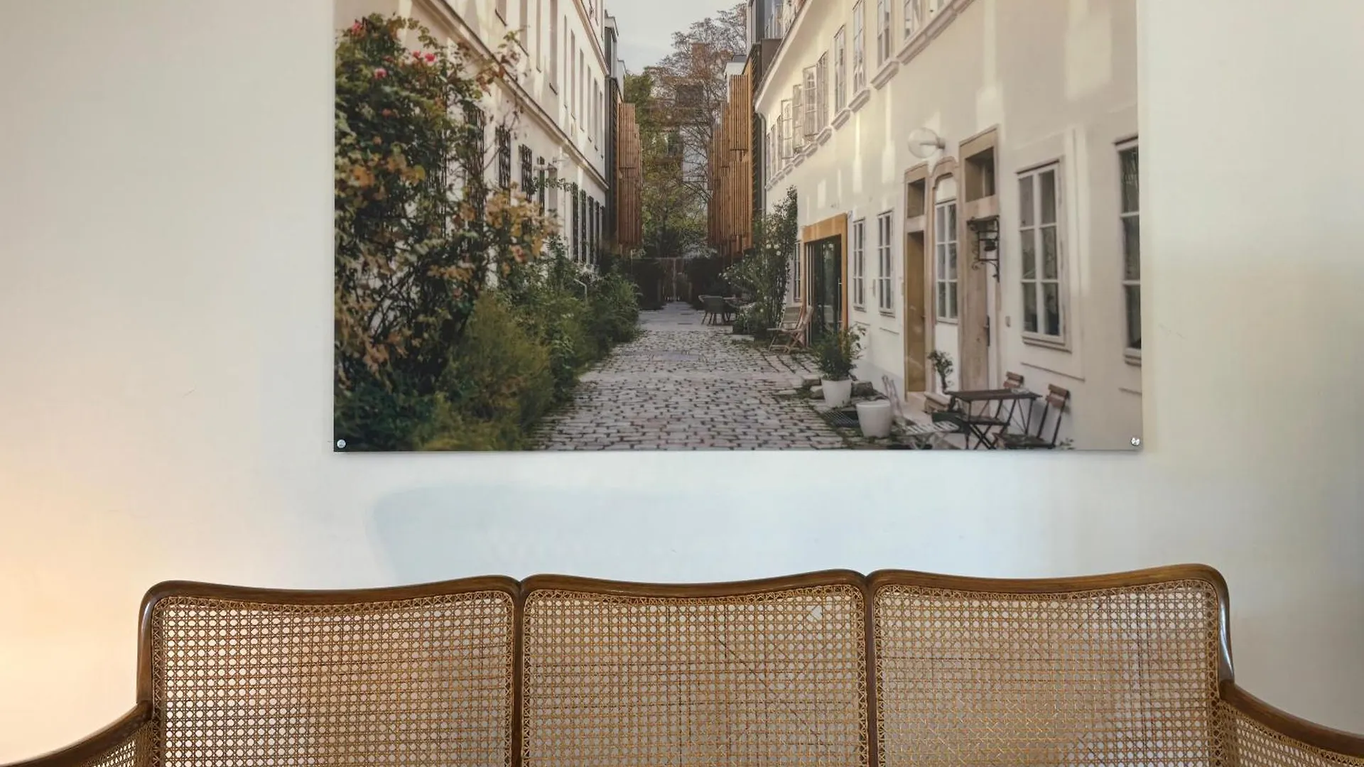 Grosszuegiges Apartment In Historischem Gebaeude Vienna Austria